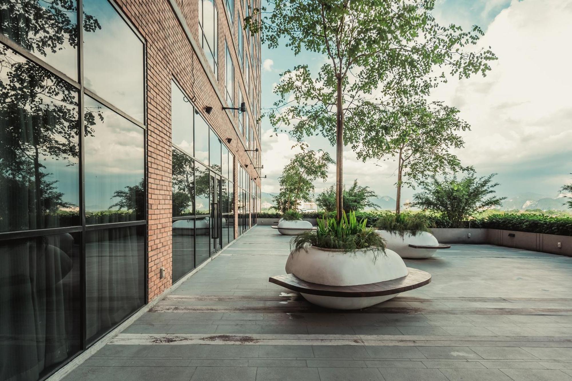 โรงแรมดับบลิว อี ไอ แอล อิโปห์ ภายนอก รูปภาพ The rooftop garden