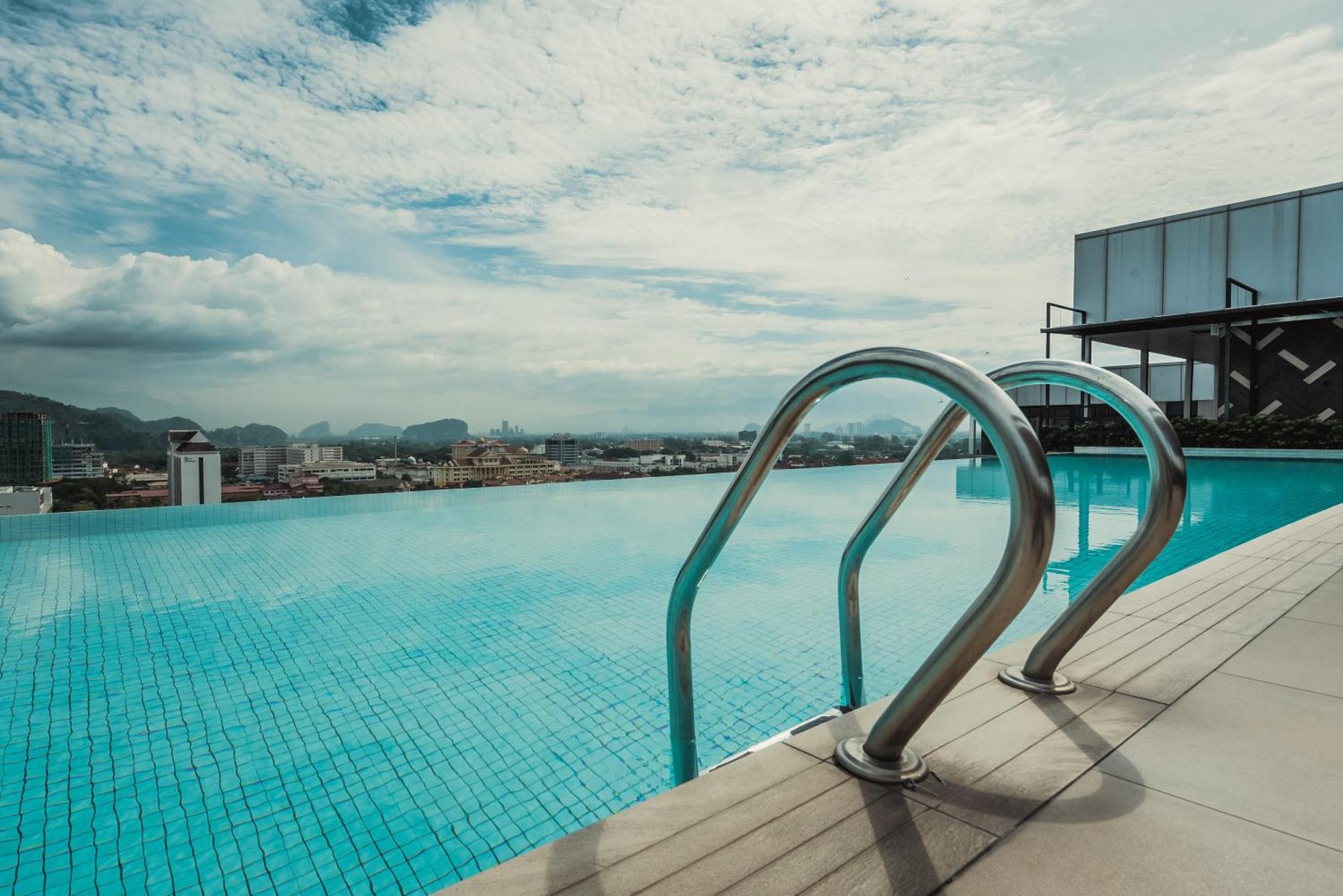 โรงแรมดับบลิว อี ไอ แอล อิโปห์ ภายนอก รูปภาพ Infinity pool at the rooftop of a hotel in Kuala Lumpur, Malaysia
