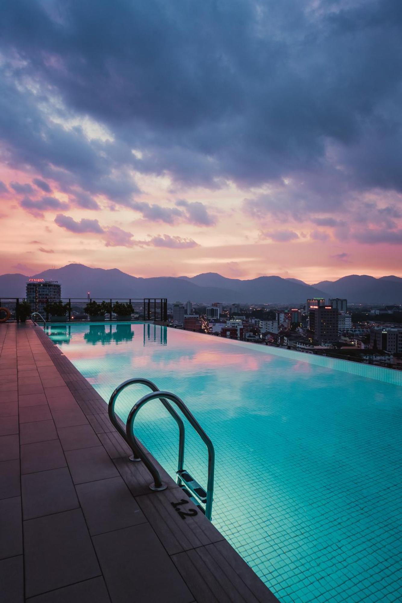 โรงแรมดับบลิว อี ไอ แอล อิโปห์ ภายนอก รูปภาพ Infinity pool at the hotel