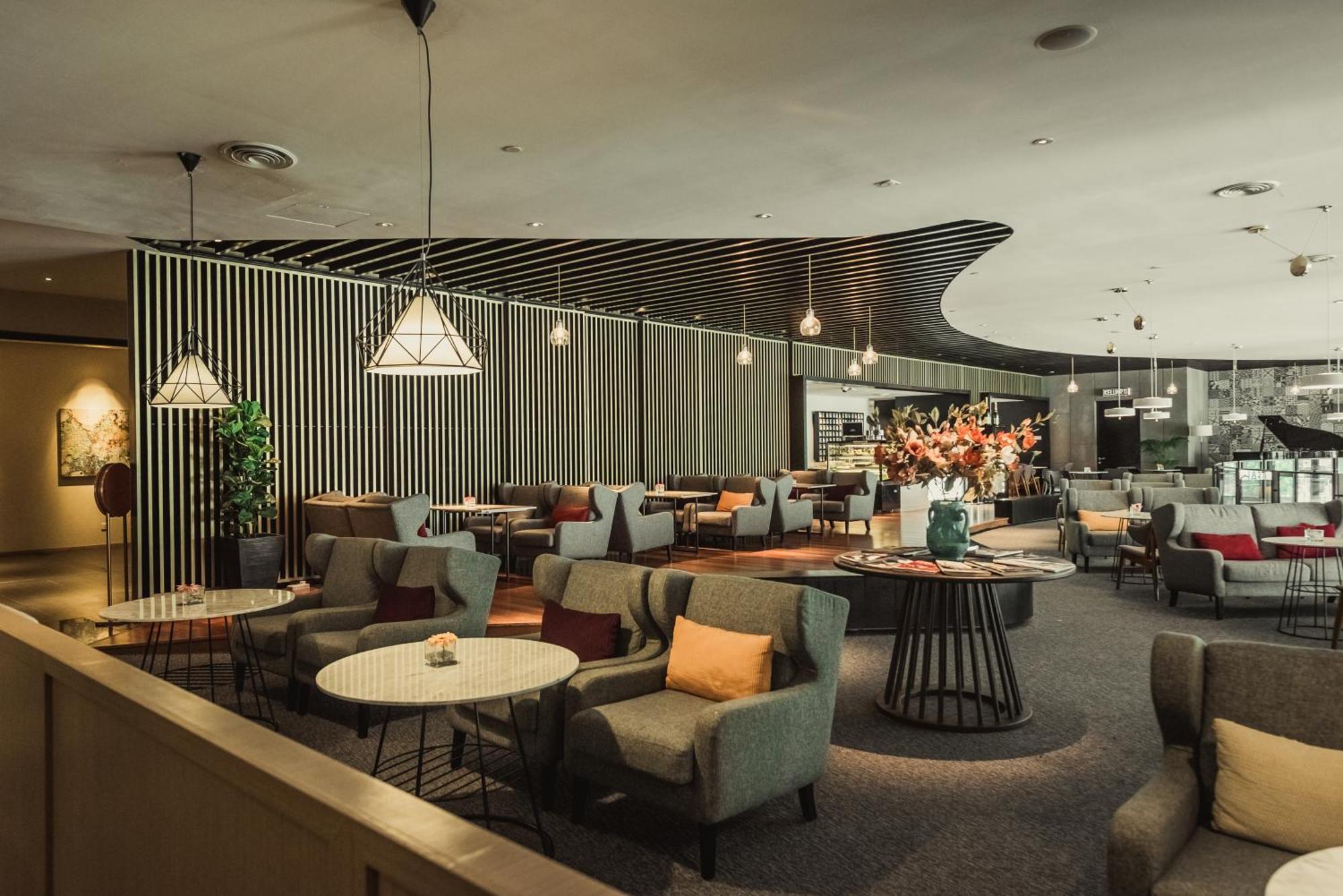 โรงแรมดับบลิว อี ไอ แอล อิโปห์ ภายนอก รูปภาพ The lounge at Changi Airport