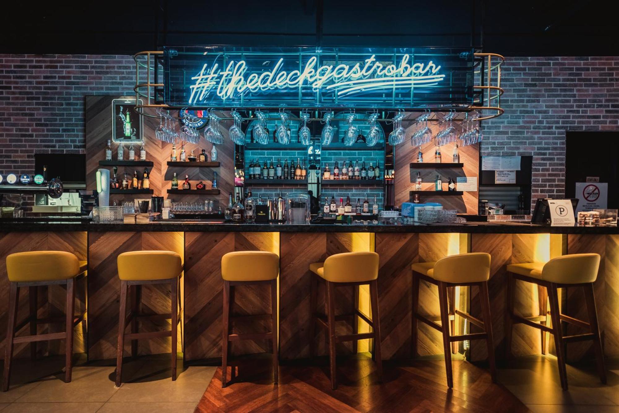 โรงแรมดับบลิว อี ไอ แอล อิโปห์ ภายนอก รูปภาพ The bar at the Defector Bar