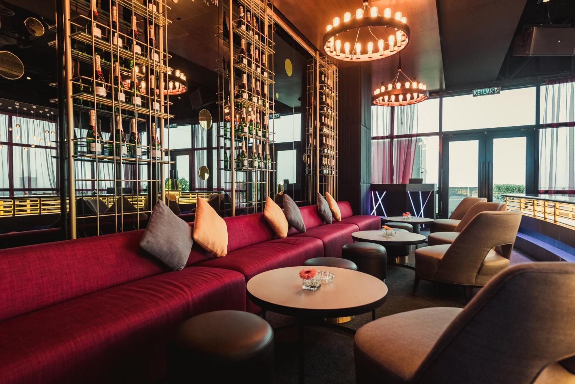 โรงแรมดับบลิว อี ไอ แอล อิโปห์ ภายนอก รูปภาพ The interior of the bar